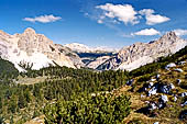 Parco Naturale Fanes-Senes-Braies. Escursione al Rifugio Fanes. Dopo il passo di Limo la strada si sviluppa verso nord e la vista si apre sulla Cima Furcia dai Fers (a sinistra). 